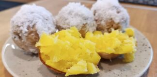 Господині розповіли, навіть натирати картоплю в мундирах сіллю перед запіканням 