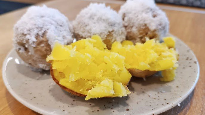 Господині розповіли, навіть натирати картоплю в мундирах сіллю перед запіканням