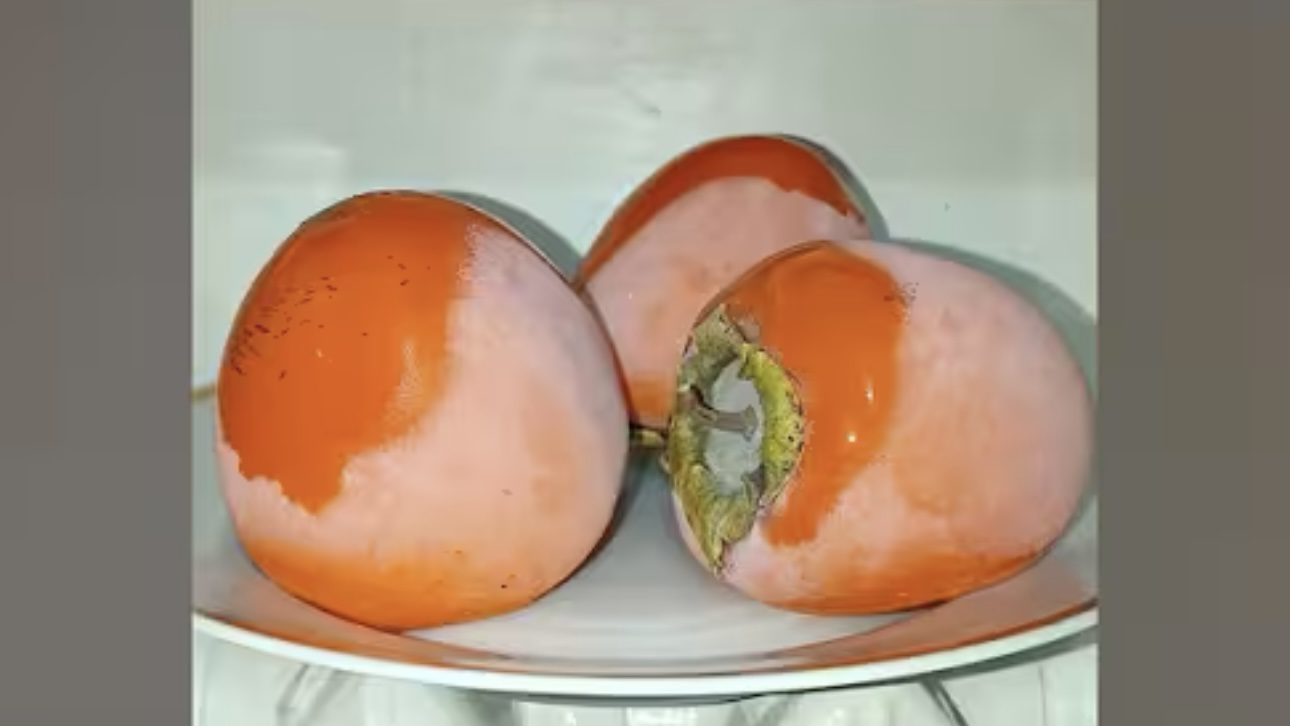 Господині розповіли, як зробити незрілу хурму мʼякою та солодкою 