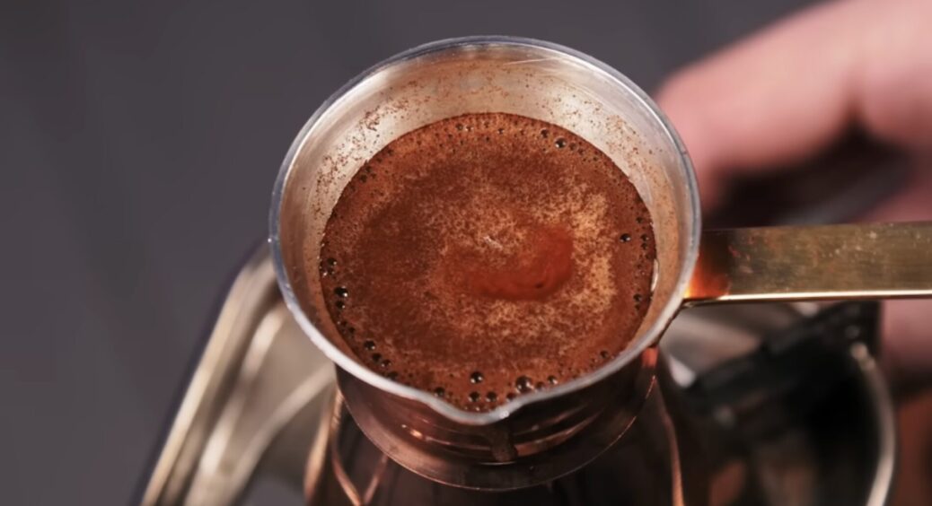 32 роки варила каву неправильно! 1 помилка псувала смак, а тепер виходить — краще ніж у кавʼярні: записуйте 