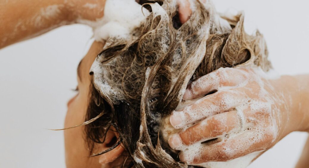 1 лайфхак рятує мене при відключеннях світла і води — мию голову у 2 рази рідше, а волосся все одно свіже 