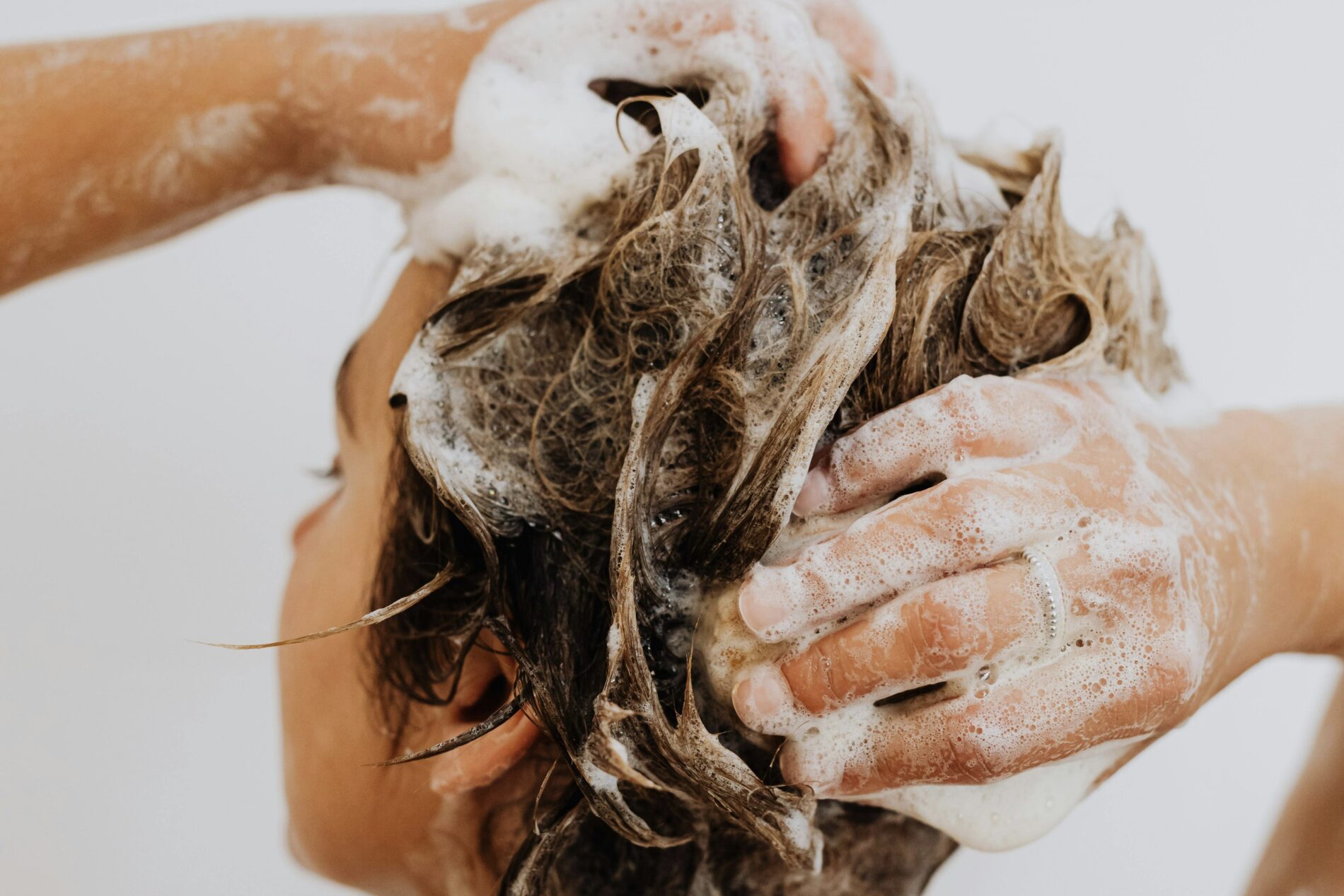 Перукарі розповіли, як зберегти свіжість волосся надовго 