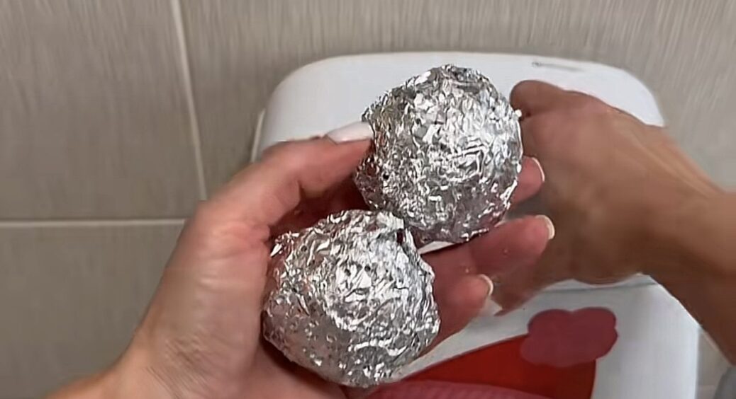 Скрутила кульки з фольги та поклала їх у бачок унітаза: що всередині — знаю тільки я. Але освіжувач не треба 