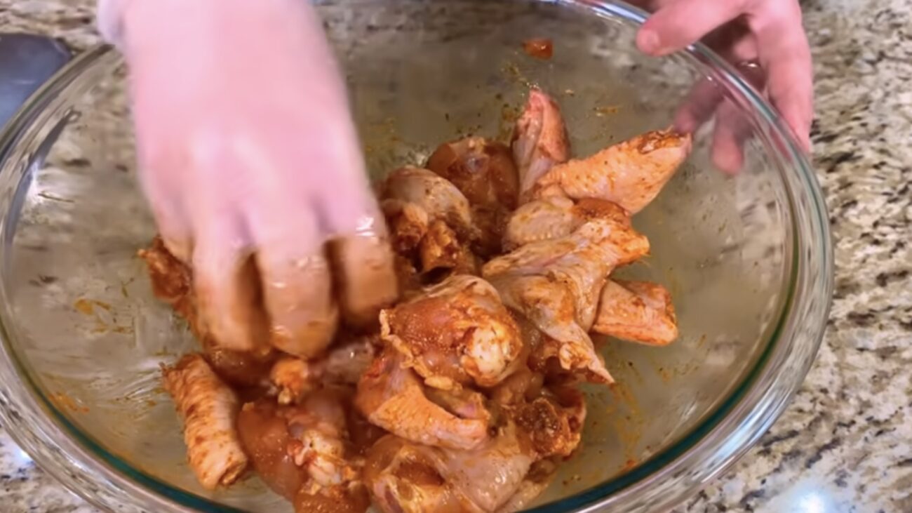 Господині розповіли, як приготувати курячі крильця в медово-соєвому соусі Господині розповіли, як приготувати курячі крильця в медово-соєвому соусі