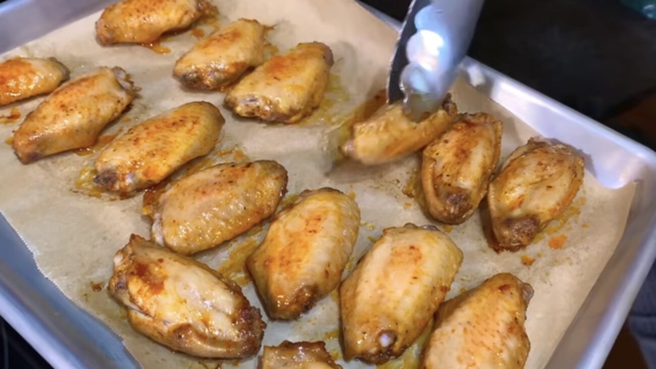 Господині розповіли, як приготувати курячі крильця в медово-соєвому соусі Господині розповіли, як приготувати курячі крильця в медово-соєвому соусі