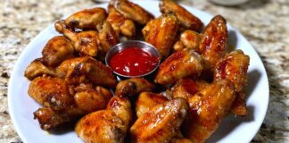 Господині розповіли, як приготувати курячі крильця в медово-соєвому соусі 
