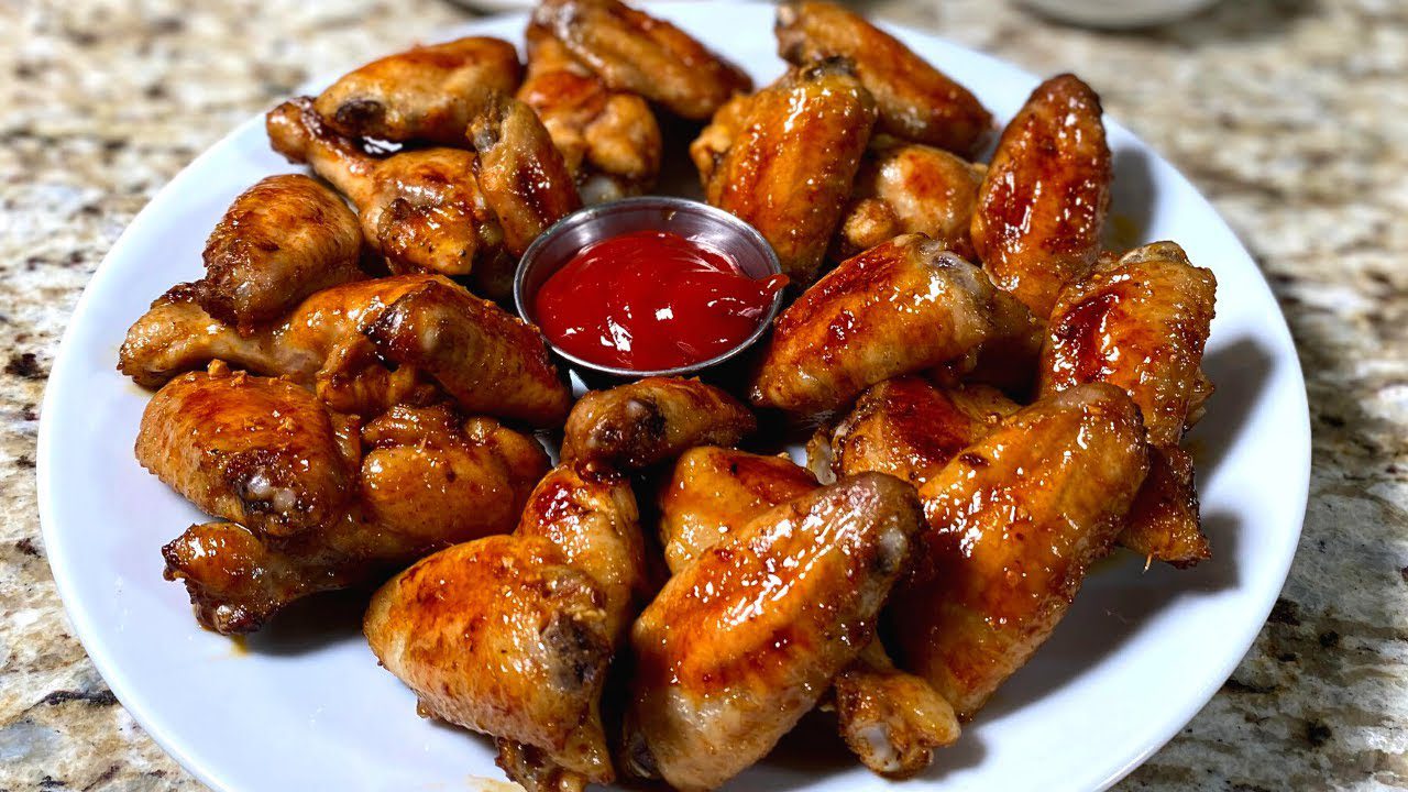 Господині розповіли, як приготувати курячі крильця в медово-соєвому соусі 