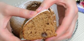 Господині розповіли, як приготувати пиріг до чаю на швидку руку 