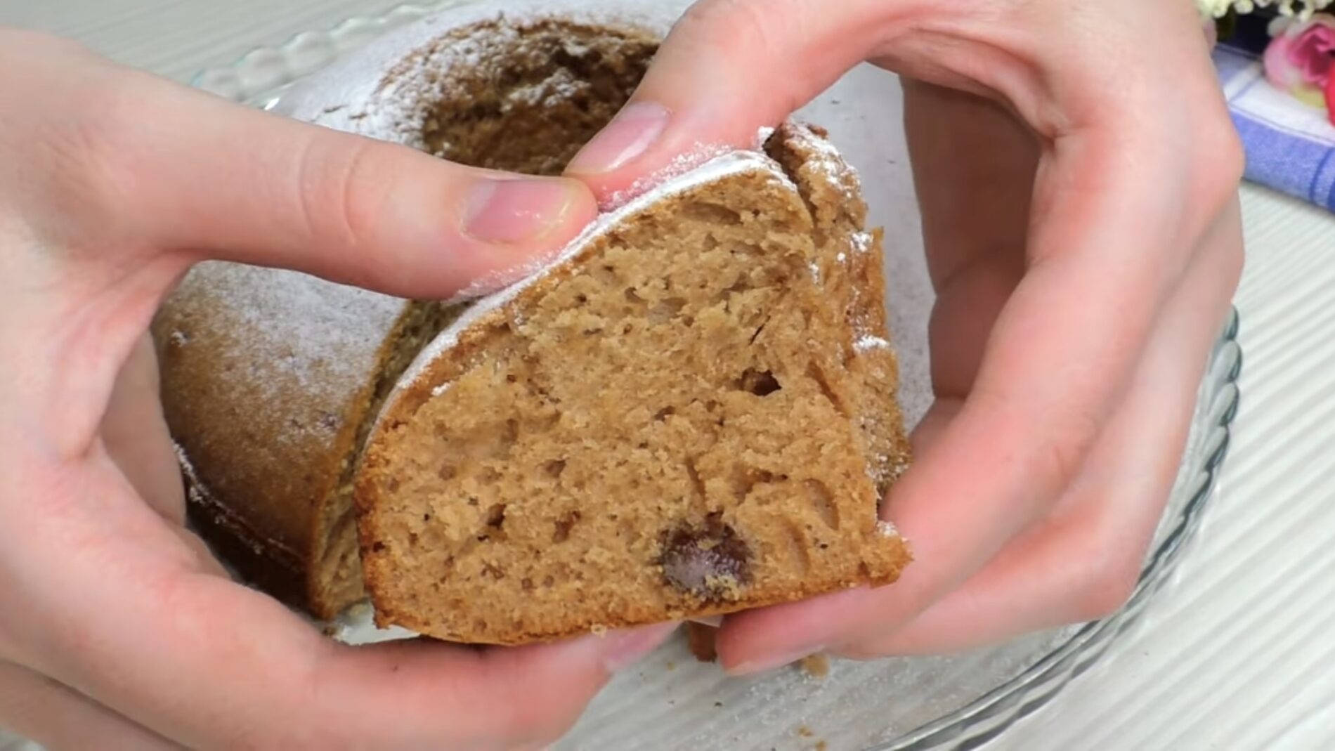 Господині розповіли, як приготувати пиріг до чаю на швидку руку 