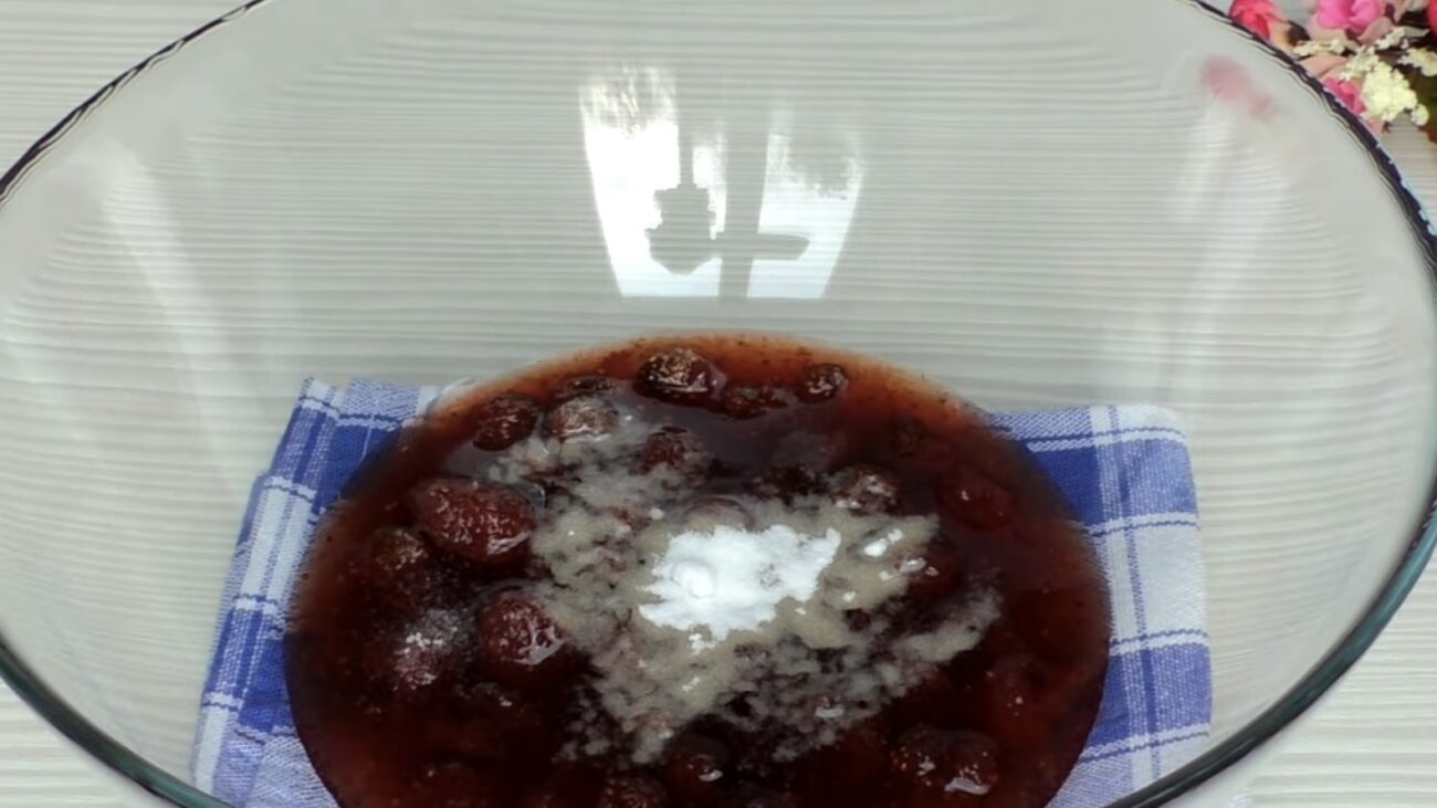 Господині розповіли, як приготувати пиріг до чаю на швидку руку 