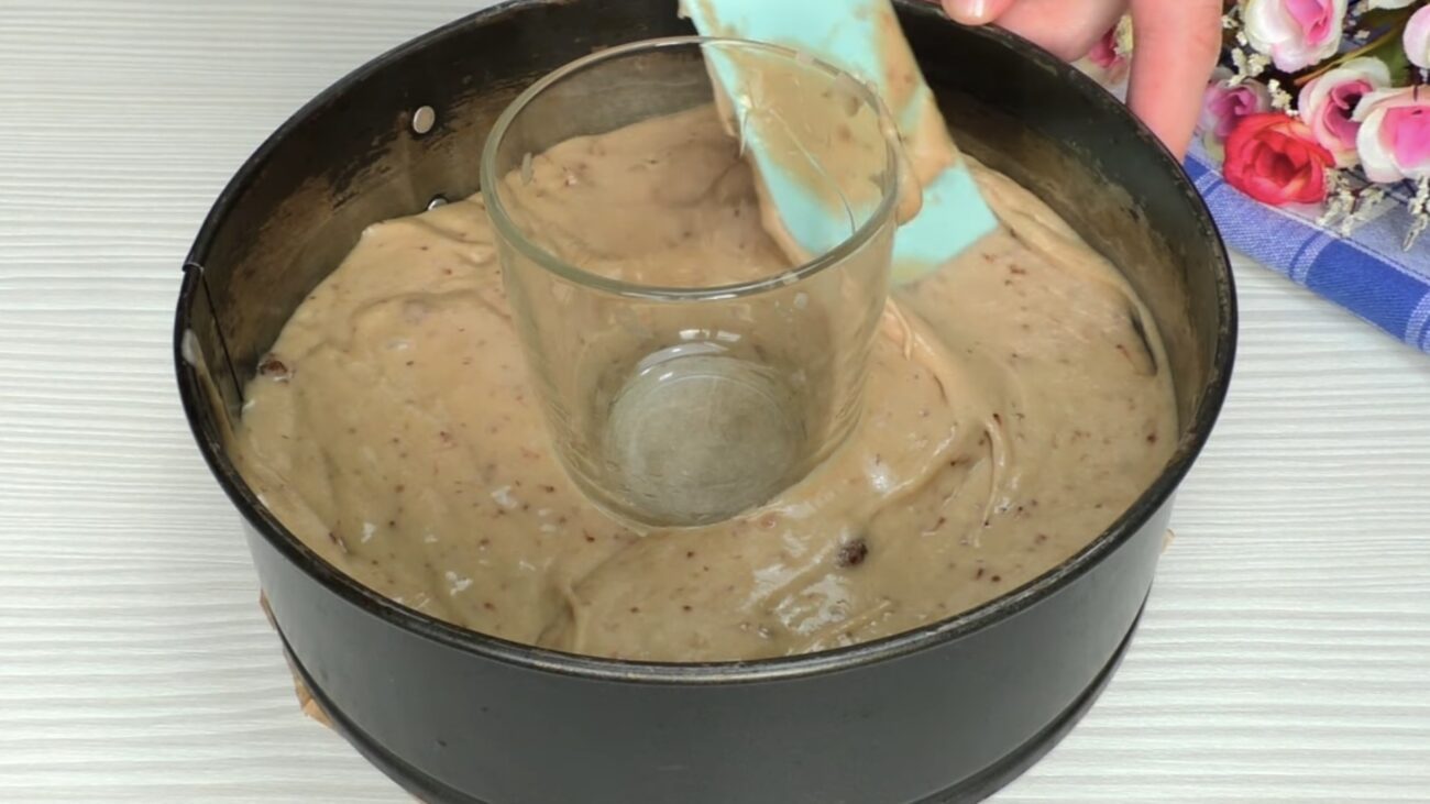 Господині розповіли, як приготувати пиріг до чаю на швидку руку 