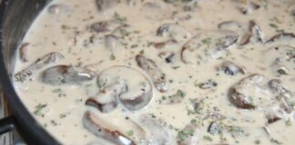 Господині розповіли, як приготувати смачний вершково-грибний соус до мʼяса чи каші 