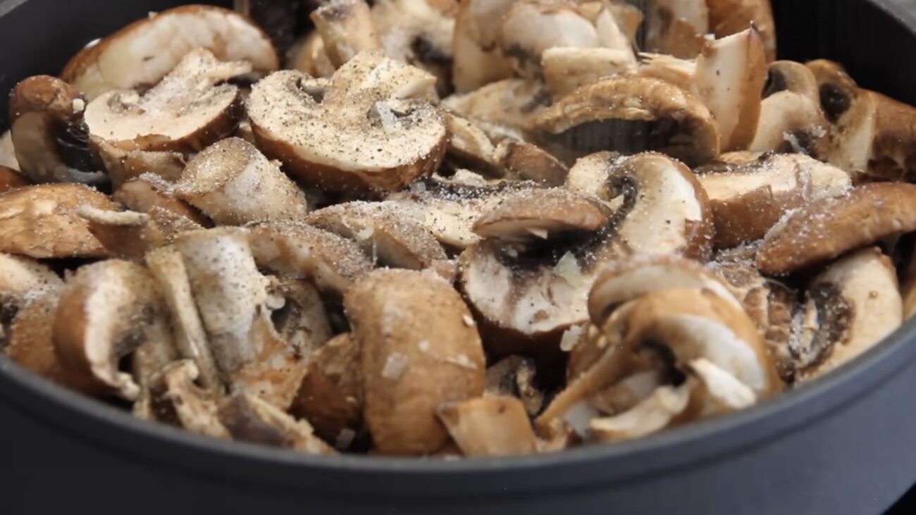 Господині розповіли, як приготувати смачний вершково-грибний соус до мʼяса чи каші Господині розповіли, як приготувати смачний вершково-грибний соус до мʼяса чи каші