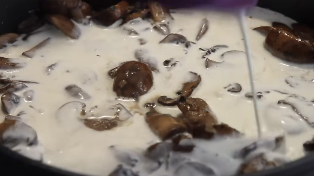 Господині розповіли, як приготувати смачний вершково-грибний соус до мʼяса чи каші Господині розповіли, як приготувати смачний вершково-грибний соус до мʼяса чи каші