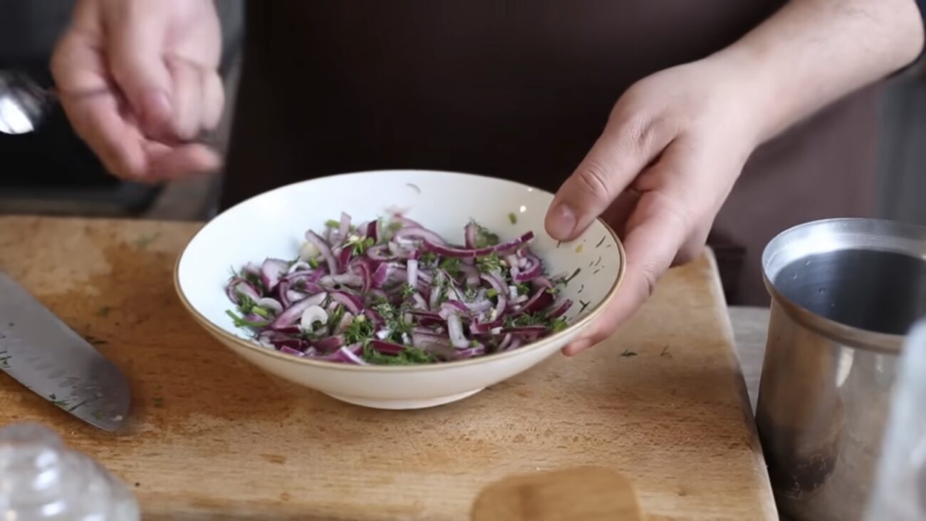Господині розповіли, як маринувати цибулю, щоб вона не була гіркою 