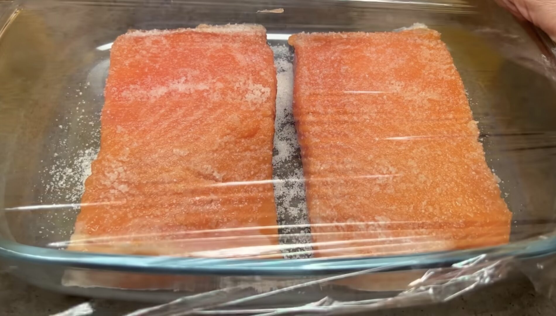 Господині розповіли, як смачно приготувати рибу в цукрі 