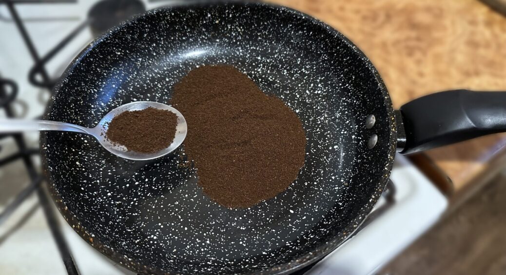 2 столові ложки найдешевшої кави + сковорідка: спробувала цей трюк “по приколу” і тепер роблю так щотижня 