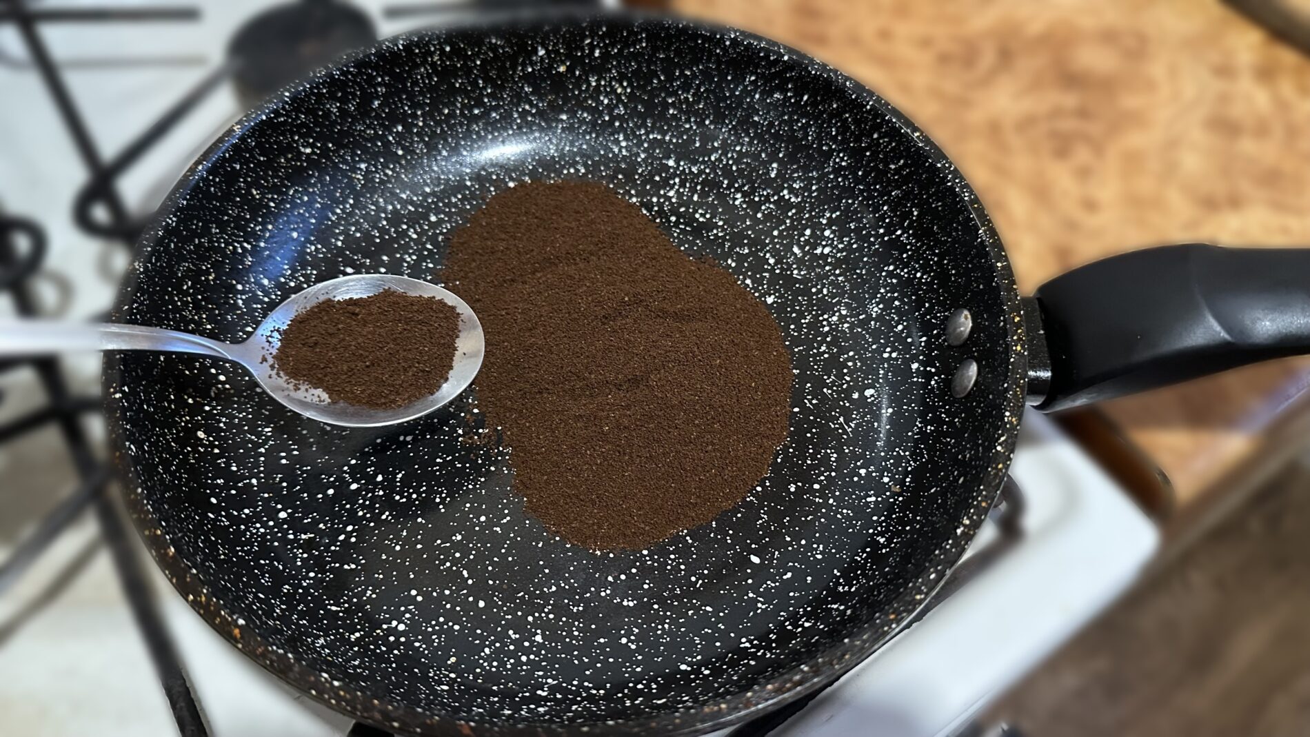 Господині розповіли, навіщо гріти каву на сковорідці 