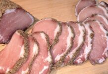 Господні розповіли, як правильно вʼялити свинину, щоб вийшов балик 