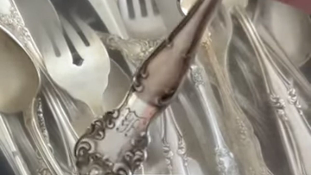 Господині розповіли, чим промити столове приладдя, щоб воно сяяло, наче срібне 