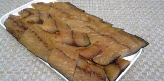 Господині розповіли, як приготувати смачний балик зі скумбрії за 2 доби 