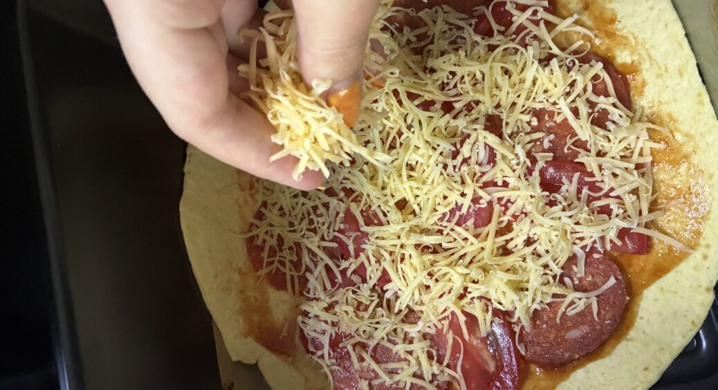 2 лаваші + 3 яйця = 5 хвилин, а смак кращий за піцу: чоловік просить готувати це кожного ранку без винятку 