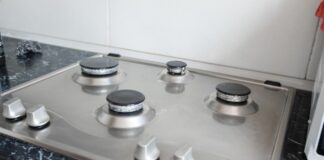 Господині назвали дієвий спосіб очищення плитки в квартирі 