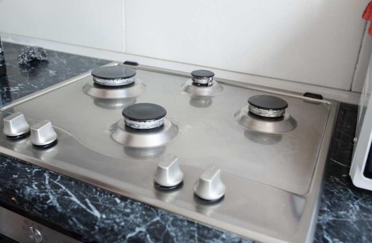 Господині розповіли, як зробити розчин, який очистить кухонну плиту до блиску 