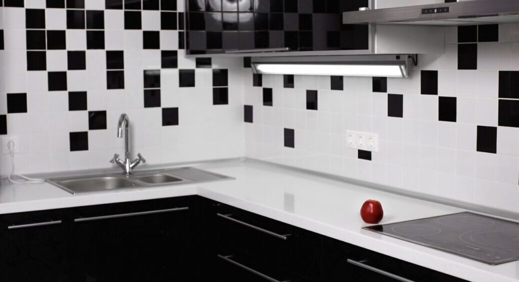 Додала 1 ложечку солі в теплу воду для миття плитки на кухні: жир відходить моментально, шви світлішають 