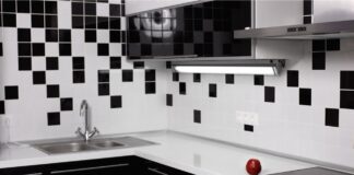 Господині поділилися дієвим способом очистити плитку на кухні від жиру