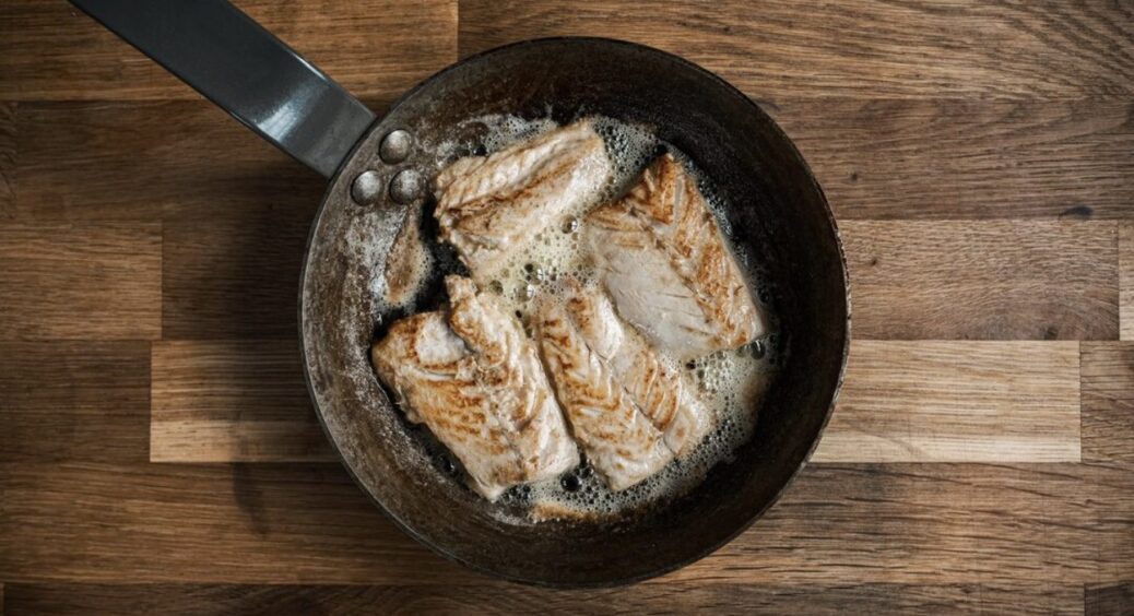 Обвалюю рибку не у борошні перед смаженням: так і не бризкає по всій кухні, і запах не розноситься 