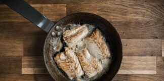 Господині пояснили, чому смажити рибу краще без борошна 