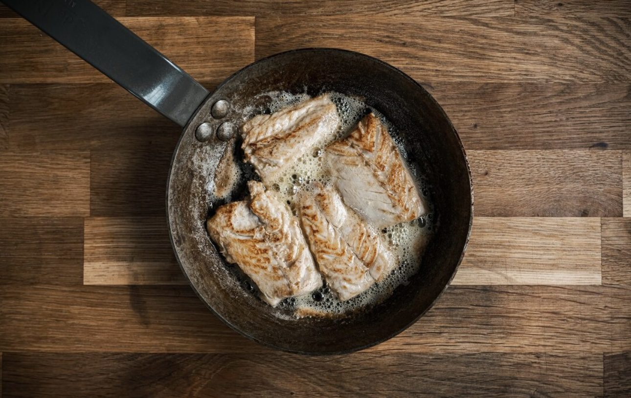 Господині пояснили, чому смажити рибу краще без борошна 