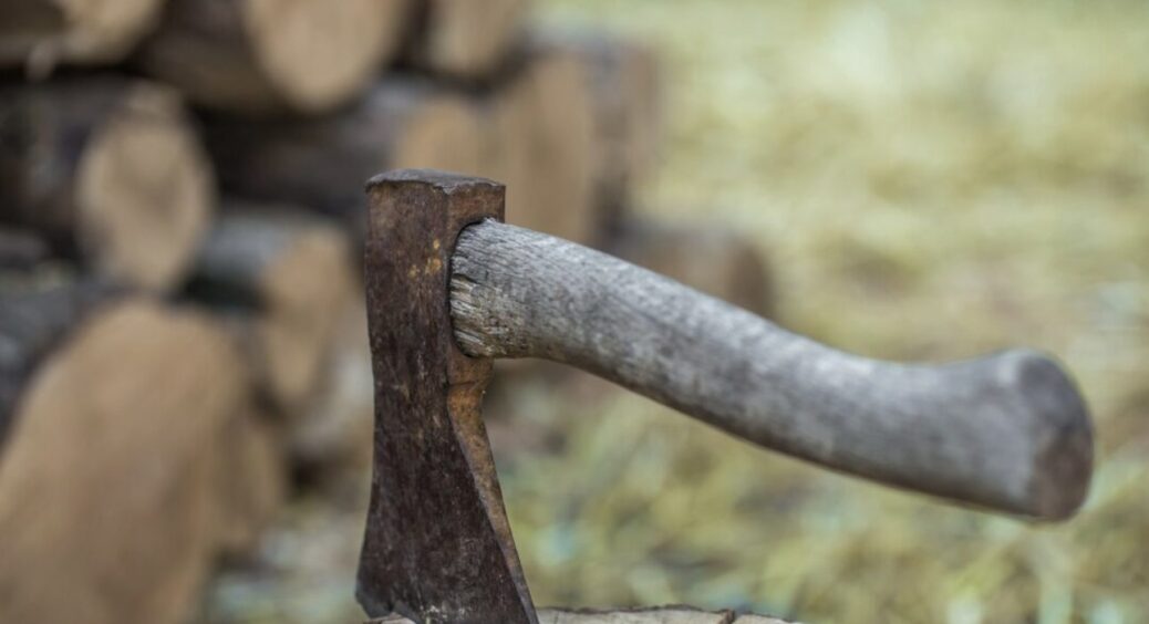 Дід Микола навчив, як врятувати стару сокиру: 20 хвилин роботи — і лезо ріже дерево, мов масло 