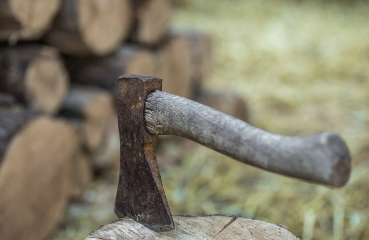 Господарі розповіли, як заточити сокиру без болгарки і точильного каменю