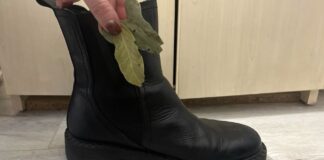 Господині розповіли, навіщо класти у взуття лавровий лист 