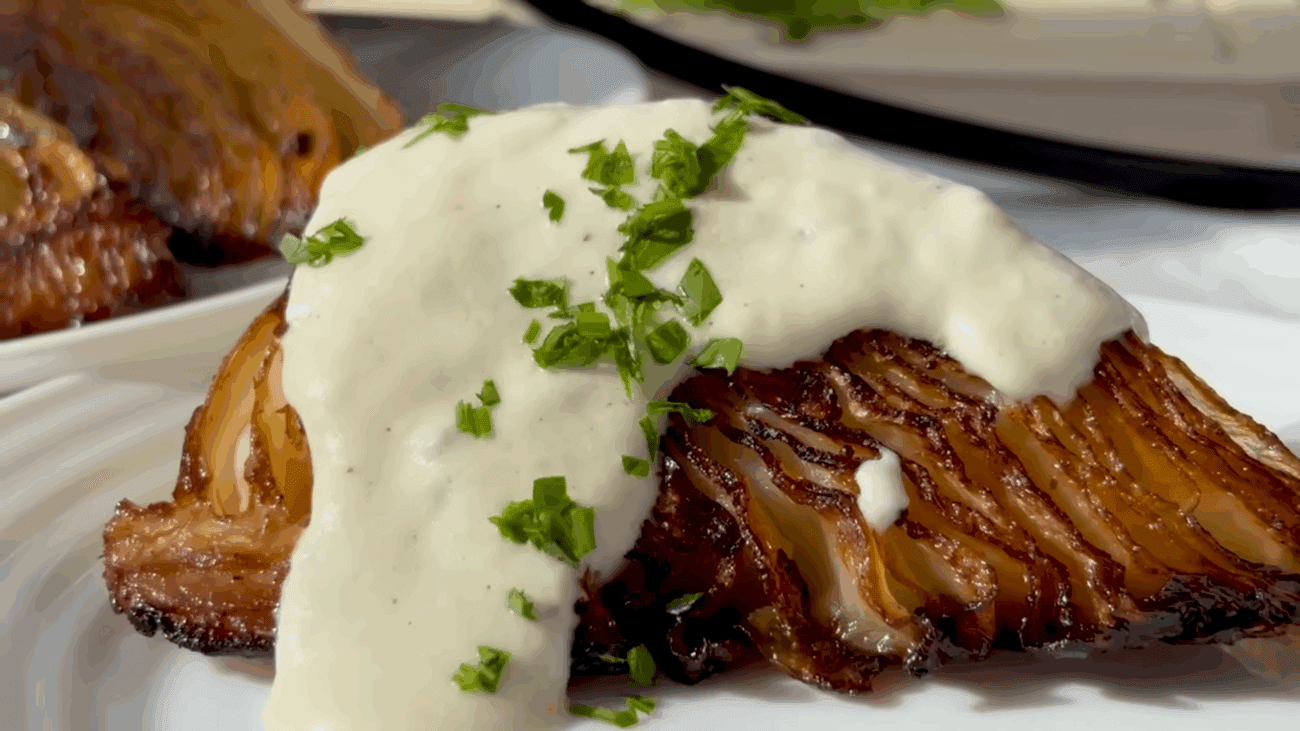 Експерти розповіли, як приготувати капустяні стейки з сирним соусом