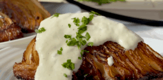 Експерти розповіли, як приготувати капустяні стейки з сирним соусом