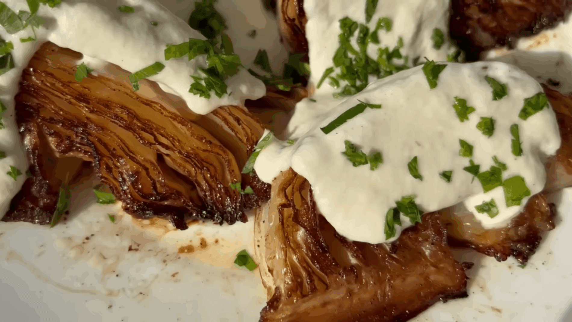 Експерти розповіли, як приготувати капустяні стейки з сирним соусом