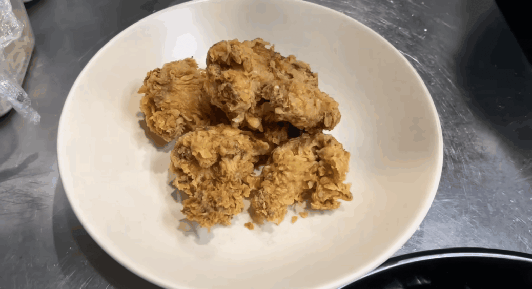 15 хвилин у фритюрі – і крильця не відрізнити від KFC: подвійна паніровка через воду творить дива 