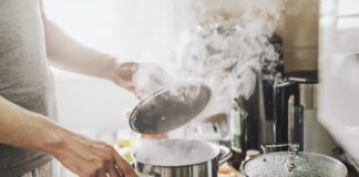 Кулінари розповіли, чи можна накривати суп кришкою під час приготування