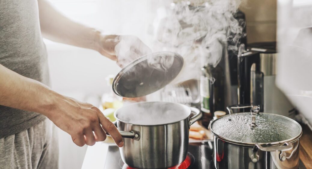 Трьох шеф-кухарів запитали, як правильно варити суп – під кришкою чи ні: всі дали однакову відповідь 