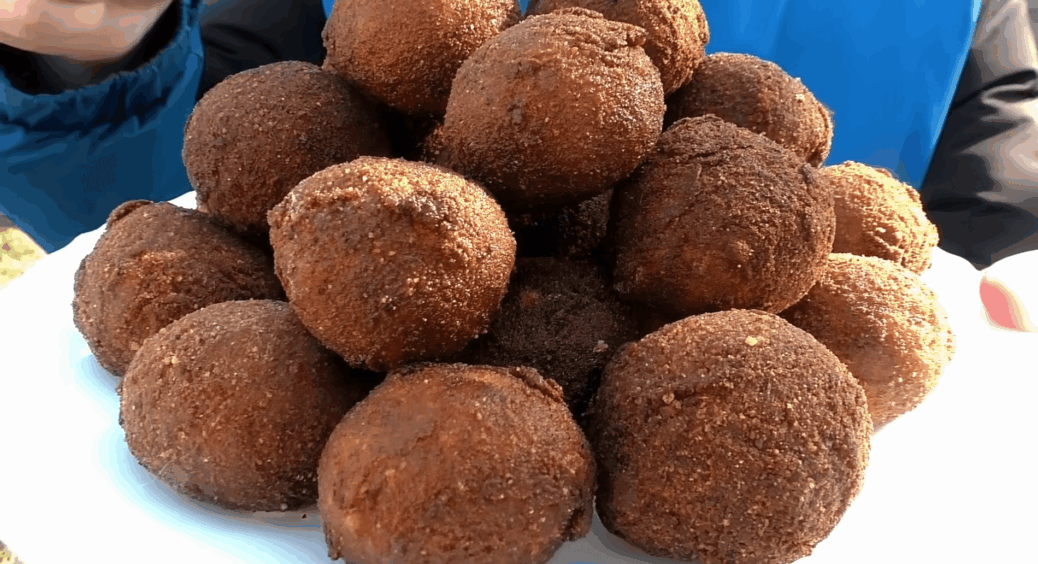 Пропустила сало через м’ясорубку, обваляла в сухарях – готую тільки так: хрустка скоринка, ніжна серединка 