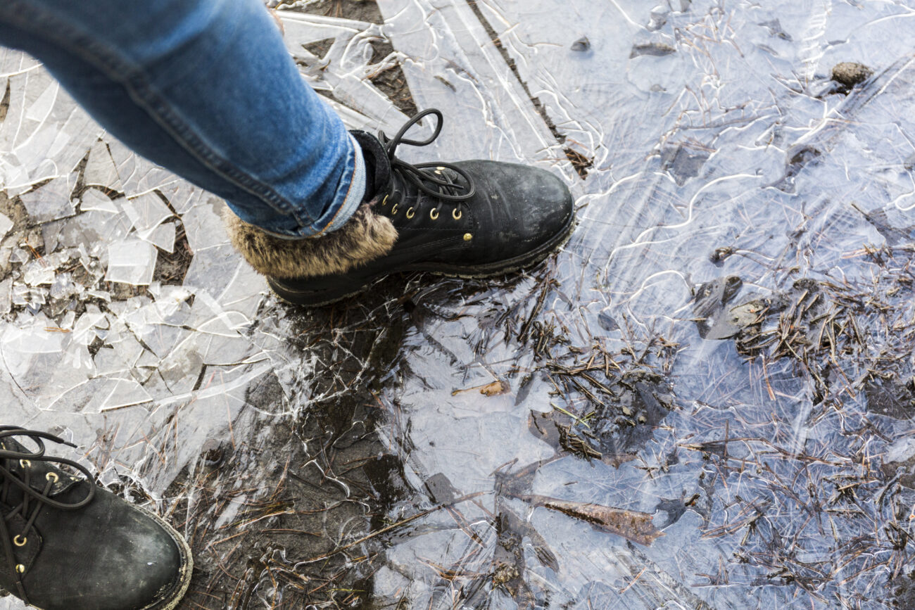 Господині розповіли, чим обробити підошву від ковзання взимку Господині розповіли, чим обробити підошву від ковзання взимку