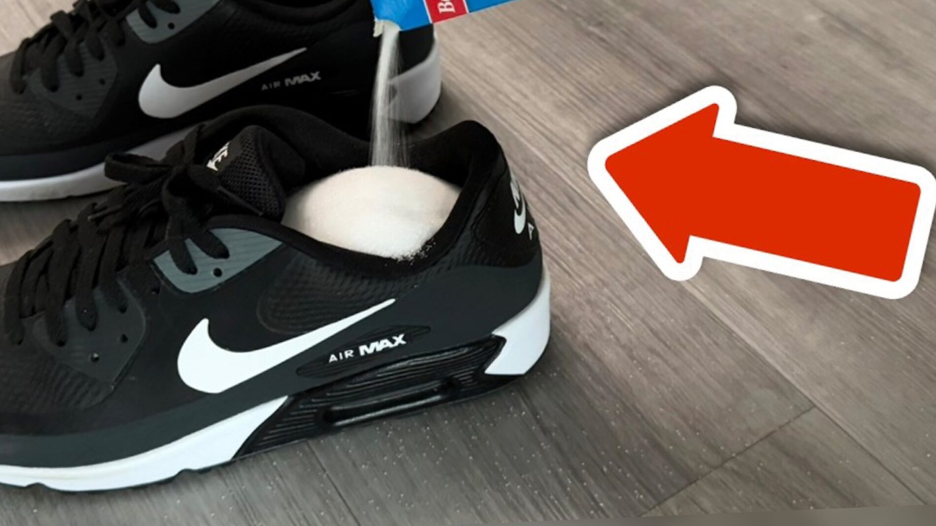 Господині розповіли, як за допомогою соди прибирати неприємний запах у взутті 