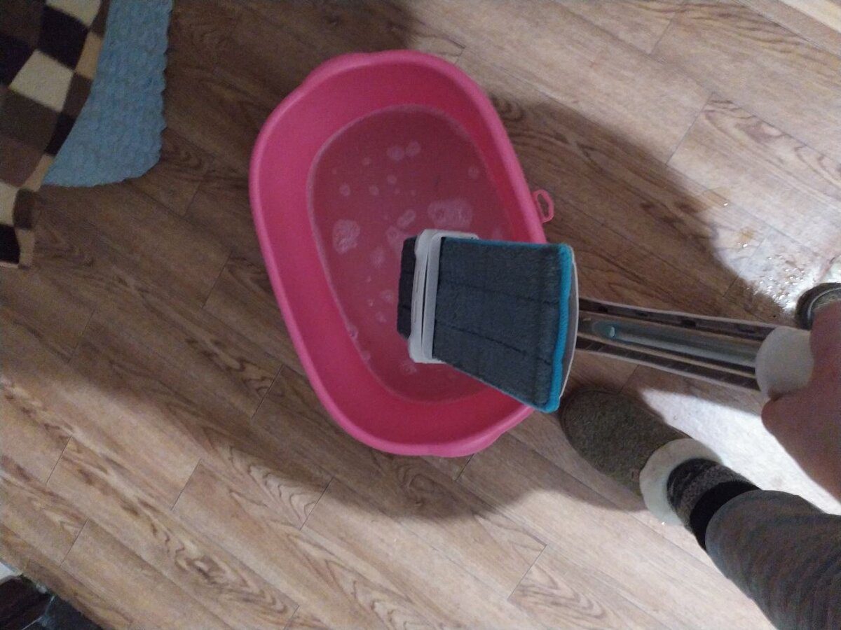 Експерти пояснили, як правильно мити підлогу в домашніх умовах, аби було чисто довго