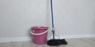 Експерти розповіли, як правильно мити ламінат і лінолеум