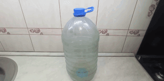 Експерти розповіли, як швидко очистити бутлі від нальоту