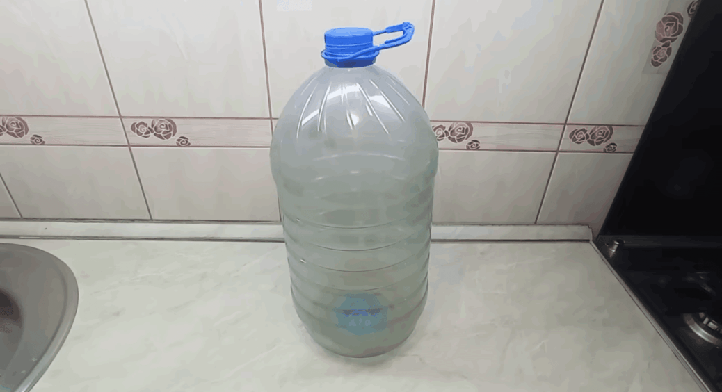 Сусідка мучиться зі щітками, а я чищу 19-літровий бутель за 2 хвилини: це розчиняє бруд на 100% без зусиль 