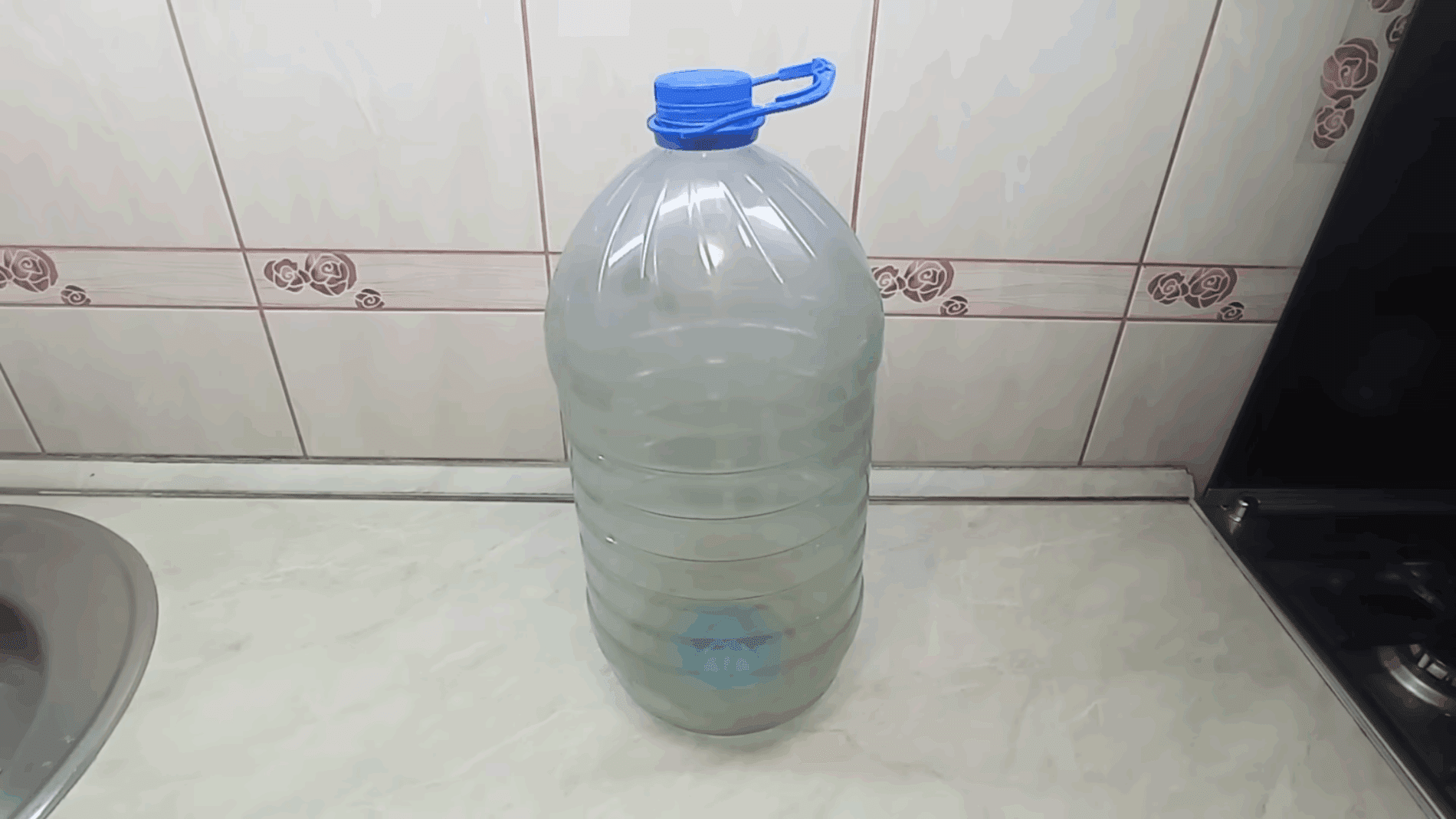 Експерти розповіли, як швидко очистити бутлі від нальоту